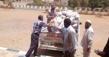 صور.. توزيع مساعدات غذائية على المستحقين بمركز بلاط فى الوادى الجديد
