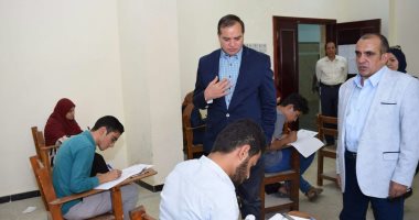 رئيس جامعة سوهاج يتفقد لجان امتحانات كليتى الآثار والألسن
