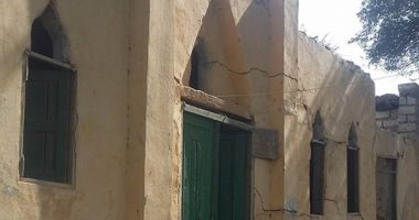أهالى عزبة "محمد سليم" فى المنيا يستخدمون لمبة الجاز ويطالبون بتوصيل الكهرباء