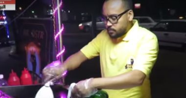 فيديو.. طعام الملوك بقى فى سندوتش.. أحمد مكى يؤسس أول عربة لحم نعام فى مصر