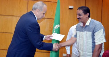 محافظ القليوبية يكرم رئيسى قريتى سرياقوس وبطا لجهودهما فى العمل
