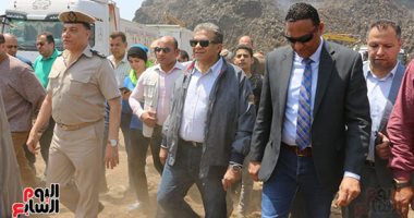 رئيس الوزراء يتلقى تقريرا حول خطة التعامل مع مقالب المخلفات العشوائية