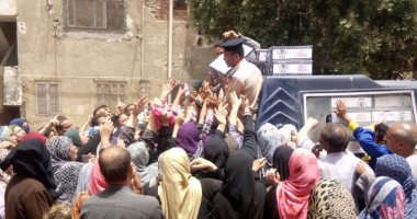 صور.. أمن القليوبية يوزع الكراتين الرمضانية على محدودى الدخل لليوم الثالث