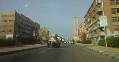 مجالس المدن بكفر الشيخ تواجه حرارة الجو برش الشوارع بالمياه