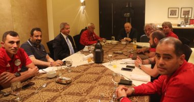 شاهد.. إفطار المنتخب الوطنى قبل رحلة الكويت