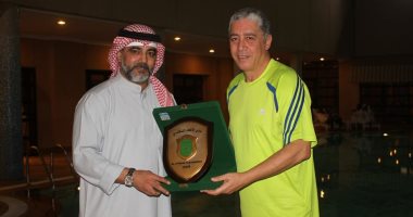 صور.. الاتحاد يتبادل الدروع مع السالمية بعد توأمة البطولة العربية