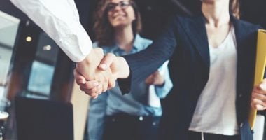 محكمة ألمانية تؤيد حرمان طبيب من الحصول على الجنسية لرفضه مصافحة امرأة