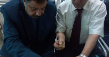 جمارك مطار القاهرة تضبط محاولة تهريب كميه من السبائك الذهبية.. صور