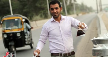 صور.. "تمر المصريين" يغزو سيارات المارة بشوارع المحروسة
