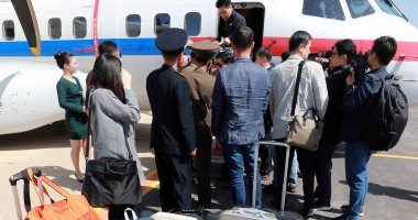 صور.. وصول صحفيين كوريين جنوبين لموقع التجارب النووية فى بيونج يانج
