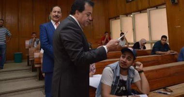 صور .. وزير التعليم العالى يتفقد الامتحانات بجامعة عين شمس
