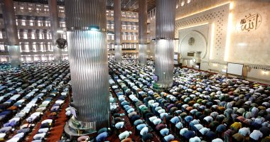 صور.. إقبال على المساجد حول العالم لأداء صلاة الجمعة الثانية فى شهر رمضان