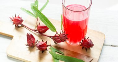 تنظيم الضغط وتجديد خلايا الجسم.. مالا تعرفه عن فوائد الكركديه