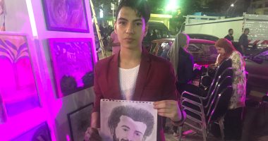 صور. مشارك فى معرض فيصل للكتاب يهدى بورتريه لمحمد صلاح