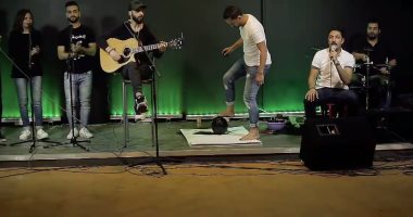 فيديو.. بعد رسمه أم كلثوم بالونش.. حسام يرسم محمد صلاح بالكورة والفرشاة