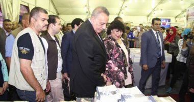 دار نشر مسيحية تهدى وزيرة الثقافة ومحافظ الجيزة نسخة من الإنجيل