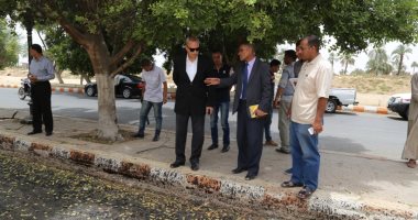 صور.. محافظ قنا يتابع أعمال الرصف بالمحافظة بتكلفة 3 ملايين ونصف