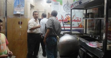 صور.. تحرير 77 محضر مخالفات تموينية فى حملة بمدينة طهطا بسوهاج