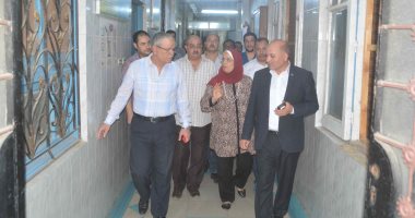 صور.. محافظ المنيا يتابع مستوى الخدمة الطبية بأقسام المستشفى العام