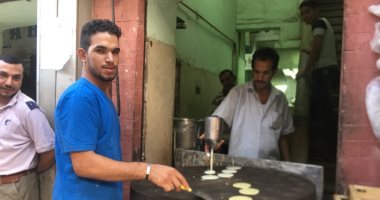 صور.. "عم مشمش".. قبطى يبيع القطايف والكنافة للمسلمين بأسيوط