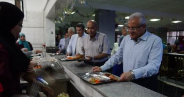 صور ... رئيس جامعة المنيا يشارك طلاب المدن الجامعية إفطار رمضان