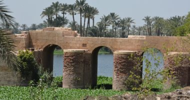 صور.. سيارة تصوير إعلانات تتسبب فى انهيار سقف كوبرى تاريخى أنشأه محمد على