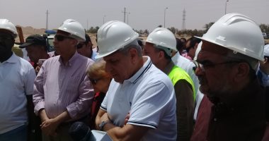 صور.. وفد "تنمية جنوب الوادى" برئاسة إبراهيم محلب فى مهمة بمشروعات قرى الظهير الصحراوى لمدة يومين بأسوان.. يكشف إهمال بالوحدة الطبية لقرية وادى العرب.. يتفقد مشروعات تحيا مصر بـ320 مليون جنيه.. ومحلب يقطع جولته