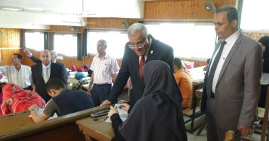 صور.. رئيس جامعة المنيا يتفقد امتحانات كليتى التربية الفنية والفنون الجميلة