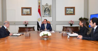 السيسي يستعرض جهود تحفيز الاستثمار خلال اجتماعه بشريف إسماعيل وسحر نصر