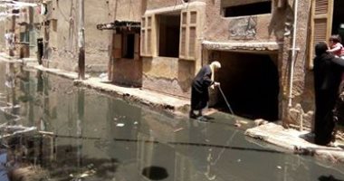صور... منطقة الجمهورية بالمحلة تغرق فى مياه الصرف الصحى