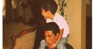 هيثم أحمد زكى ينشر صورة نادرة مع والده.. ويعلق: الله يرحمك يا أغلى الناس