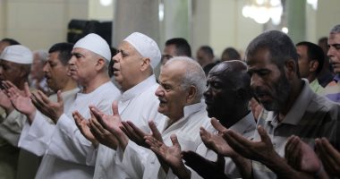 ركوع وسجود وخشوع.. صلاة التراويح بمسجد السيدة زينب