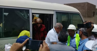 محلب يلبي طلب أهالي قرية وادي العرب بأسوان ويعاين مباني القرية الآيلة للسقوط 
