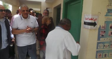 صور.. محلب والوفد الرئاسى يكشفون عن إهمال بوحدة صحية فى أسوان