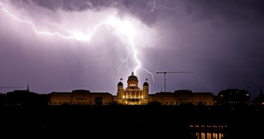 صور.. صاعقة برق تضيئ سماء سويسرا باللون الأبيض