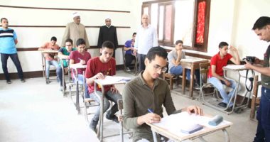 صور.. بدء امتحانات الثانوية الأزهرية بمادتى الفقه والديناميكا للقسم العلمى