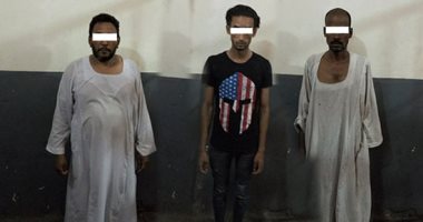 صور.. القبض على 3 متهمين بحيازة 2 كيلو حشيش وسلاح وأقراص مخدرة بأسوان