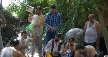 صور.. مواطنو باكستان يهربون من الحر الشديد للمياه والسلطات ترفع حالة التأهب