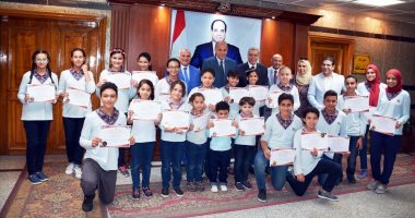 صور.. محافظ القليوبية يكرم الطلاب المتفوقين بمدرسة العالمية الدولية ببنها