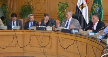 محافظ الإسماعيلية لرؤساء الأحياء: تكثيف ومضاعفة حجم العمل بالمشروعات الخدمية