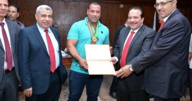 رئيس جامعة طنطا يكرم "الدبابة" الحاصل على برونزية بطولة شوارزنيجير