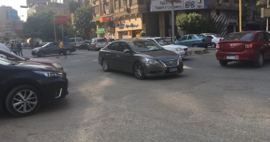 صور.. حالة من الفوضى بشارع لبنان لتعطل إشارة المرور الإلكترونية