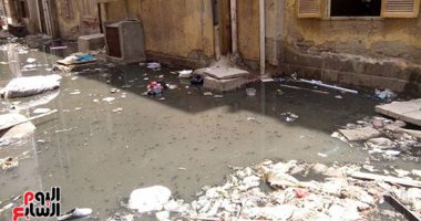 صور.. مساكن الجمهورية بالمحلة تعيش فى بحر مجارى بسبب مشاكل بمحطة الرفع