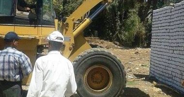 إزالة 10 حالات تعد على الراضى الزراعية بمركز البلينا فى سوهاج "صور"