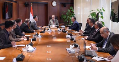 صور.. رئيس الوزراء يبحث مع مسئولى شركة "فوكس كون تكنولوجى" التعاون المشترك