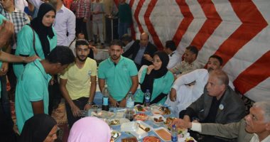 محافظ جنوب سيناء يشارك أهالى طور سيناء الإفطار