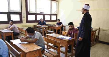 فى امتحان الفيزياء بالثانوية الأزهرية.. ضبط اثنين يؤدون الامتحان مكان آخرين وتسليمهما للشرطة.. ونشر البوكليت بعد مرور نصف الوقت وتحديد مصدر التسريب.. رئيس المعاهد: ماضون فى ضبط الامتحانات ولا تراجع.. فيديو وصور