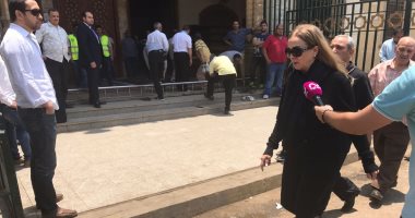نجلاء فتحى تصل مسجد السيدة نفيسة لأداء صلاة الجنازة على سمراء النيل