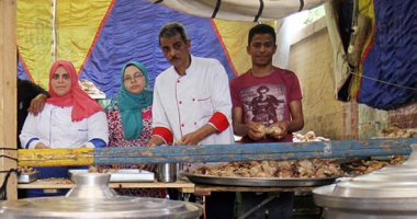 صورة اليوم.. طباخين موائد الرحمن جنود مجهولة فى رمضان