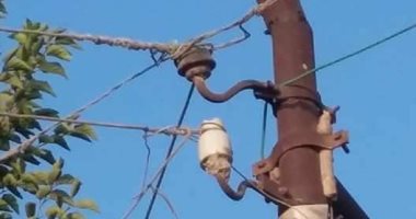 اضبط مخالفة..عامود إنارة متهالك يهدد حياة أهالي عزبة ماهر بالشرقية